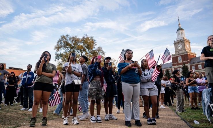 Simpatizantes de la candidata demócrata a la vicepresidencia Kamala Harris escuchan su discurso de concesión en la Universidad Howard de Washington el 6 de noviembre de 2024. (Madalina Vasiliu/The Epoch Times)