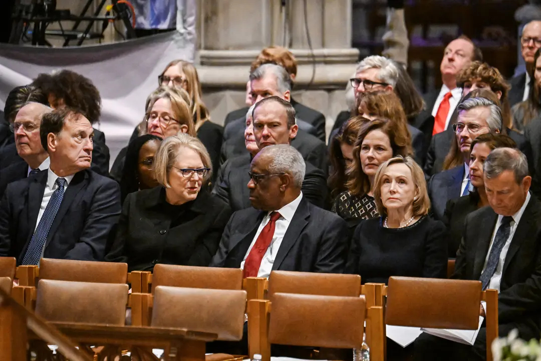 (Primera fila, de izq. a dcha.) El presidente del Tribunal Supremo, John Roberts, su esposa Jane Sullivan, el juez adjunto de la Corte Suprema Clarence Thomas, su esposa, Virginia Thomas, y el juez adjunto de la Corte Suprema Samuel Alito asisten al servicio en memoria de la ex jueza de la Corte Suprema de EE.UU. Sandra Day O'Connor en la Catedral Nacional en Washington el 19 de diciembre de 2023. (Jim Watson/POOL/AFP vía Getty Images)