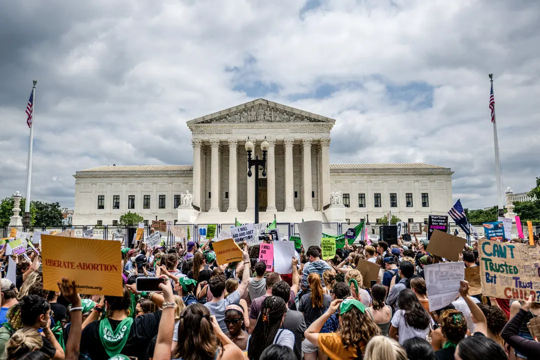 Personas protestan en respuesta a la sentencia del caso Dobbs contra la Organización de Salud de la Mujer de Jackson frente a la Corte Suprema de EE. UU. en Washington el 24 de junio de 2022. La decisión de la Corte anula el histórico caso Roe contra Wade, de 50 años de antigüedad. (Brandon Bell/Getty Images)