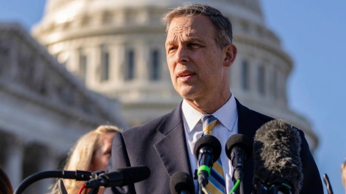 El representante Scott Perry (R-Pa.) habla durante una conferencia de prensa con miembros del House Freedom Caucus fuera de los EE. UU. Capitolio en Washington el 28 de febrero de 2022. (Drew Angerer/Getty Images)