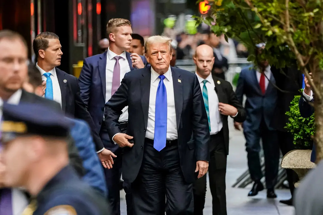 El expresidente Donald Trump, candidato presidencial republicano para 2024, llega de vuelta a la Torre Trump tras ser condenado en un juicio penal en Nueva York el 30 de mayo de 2024. (Timothy A. Clary/AFP vía Getty Images)