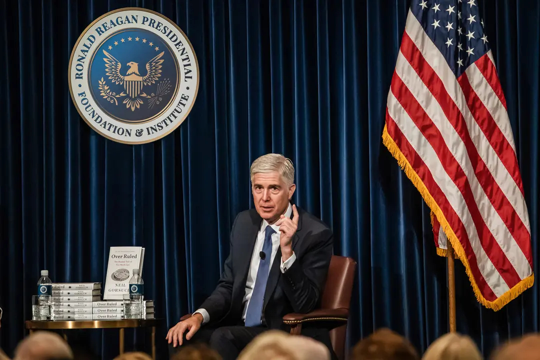 El juez asociado de la Corte Suprema Neil Gorsuch habla en la Biblioteca Reagan en Simi Valley, California, el 8 de agosto de 2024. (Apu Gomes/Getty Images)