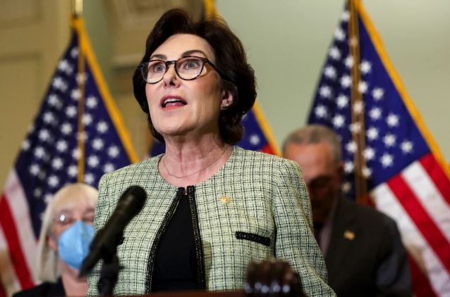 La senadora demócrata Jacky Rosen habla con la prensa en Washington el 10 de mayo de 2022. (Alex Wong/Getty Images)