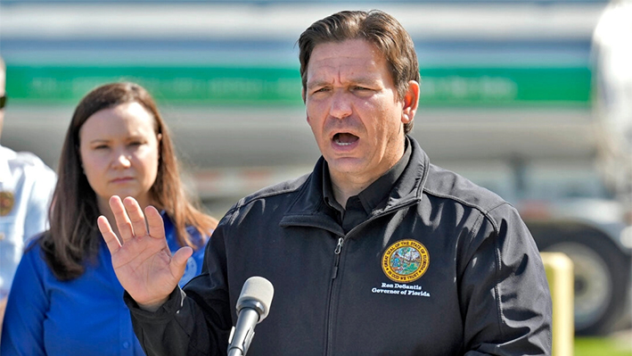 El gobernador de Florida, Ron DeSantis, acompañado por la fiscal general de Florida, Ashley Moody, ofrece una rueda de prensa en un depósito de combustible en Plant City, Florida, el 12 de octubre de 2024. (AP Photo/Chris O'Meara)