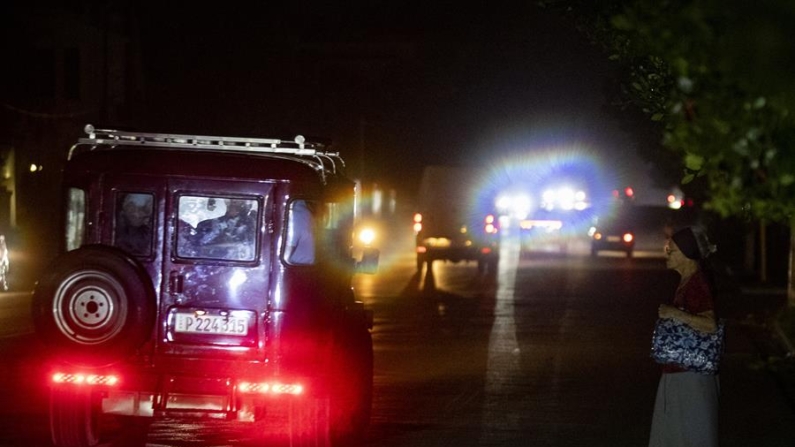 Un vehículo transita por una calle durante un apagón, el 8 de noviembre de 2024 en La Habana (Cuba). EFE/ Yander Zamora