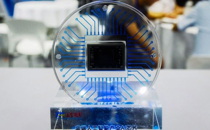 Un chip de inteligencia artificial fabricado por Tongfu Microelectronics se muestra durante el Congreso Mundial de Semiconductores en Nanjing, China, el 19 de julio de 2023. (STR/AFP vía Getty Images)