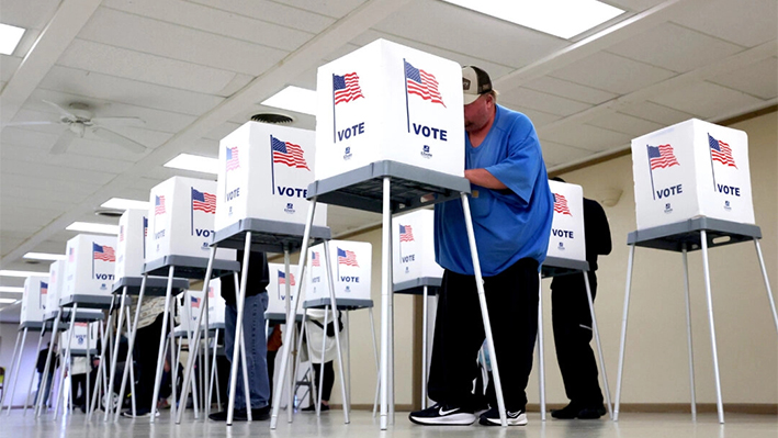 Votantes de Wisconsin depositan su voto en el American Legion Hall de Oak Creek, Wisconsin, el 5 de noviembre de 2024. (Stacy Revere/Getty Images)