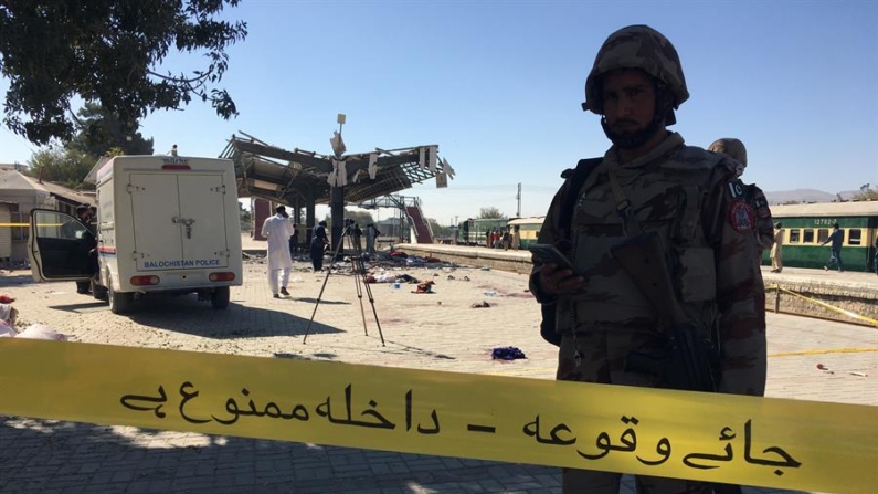 Agentes de seguridad paquistaníes inspeccionan el lugar de una explosión en una estación de tren en Quetta, la capital provincial de la agitada provincia de Balochistán, Pakistán, 09 de noviembre de 2024. EFE/EPA/Fayyaz Ahmed 