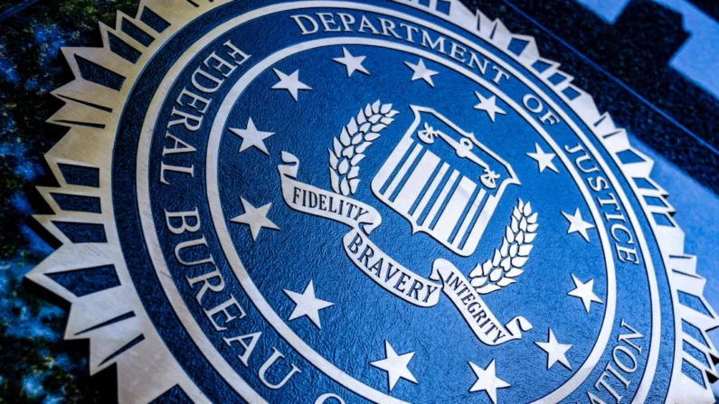 En el edificio J. Edgar Hoover del FBI en Washington, D.C., aparece un sello con la inscripción «Department of Justice Federal Bureau of Investigation» el 9 de agosto de 2022. Stefani Reynolds/AFP vía Getty Images