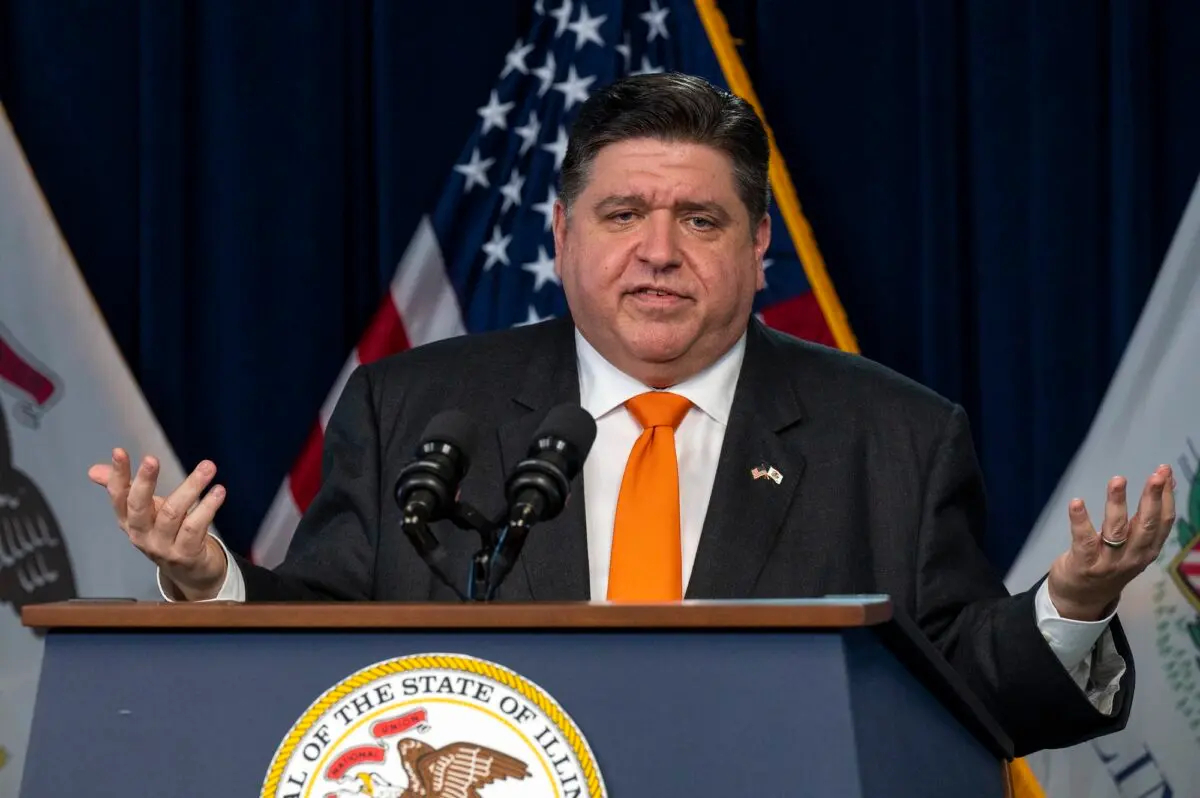 El gobernador de Illinois, J.B. Pritzker, ofrece una actualización de COVID-19 en la Sala Azul del Thompson Center de Chicago el 9 de febrero de 2022. (Tyler LaRiviere/Chicago Sun-Times vía AP)