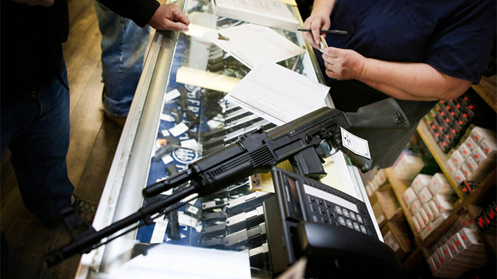 En esta imagen de archivo, un cliente compra un rifle estilo AK-47 por unos 1200 dólares en una tienda de Illinois el 17 de diciembre de 2012 (Scott Olson/Getty Images)