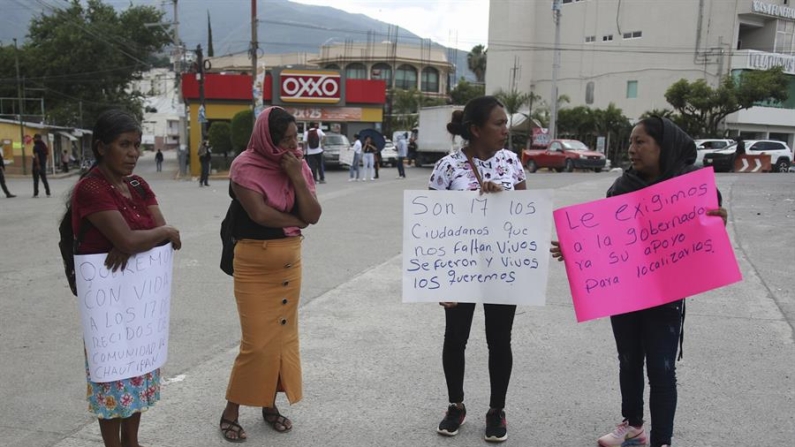 Algunas personas protestan por la desaparición de 17 personas en Chilpancingo (México). EFE/José Luis de la Cruz/Archivo