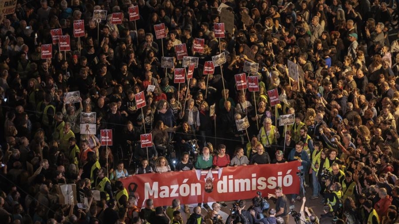 Manifestación en la ciudad española de Valencia para exigir la dimisión del presidente regional valenciano, Carlos Mazón, por la gestión de la catástrofe causada por las lluvias torrenciales. EFE/ Biel Aliño