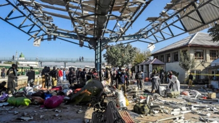 Atentado con bomba deja al menos 26 muertos en estación de tren de Pakistán