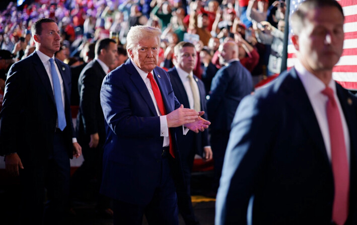 El expresidente Donald Trump, abandona el Santander Arena después de un mitin de campaña el 4 de noviembre de 2024 en Reading, Pensilvania. (Somodevilla/Getty Images)