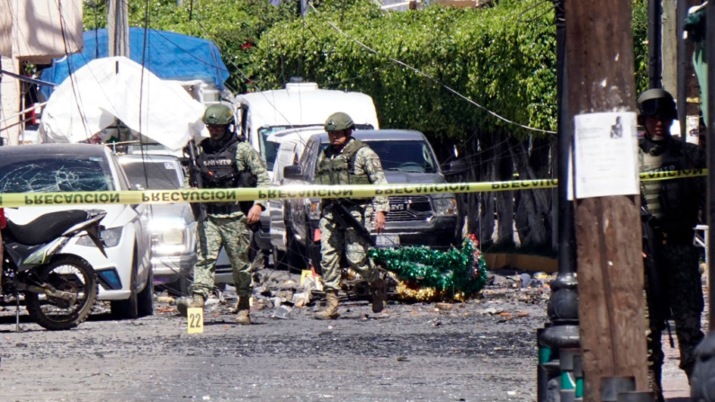 Miembros del ejército mexicano trabajan en el lugar donde explotó un coche bomba en Jerécuaro, estado de Guanajuato, México, el 24 de octubre de 2024. (MARIO ARMAS/AFP vía Getty Images)