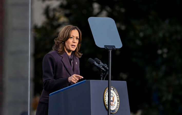 La candidata presidencial demócrata, la vicepresidenta Kamala Harris, habla en el escenario mientras reconoce su derrota en la elección, en la Universidad Howard, en Washington, el 6 de noviembre de 2024. (Brandon Bell/Getty Images)