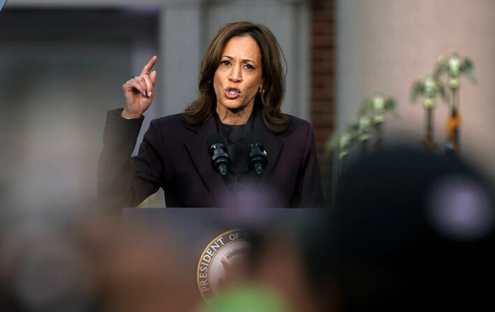 La candidata presidencial demócrata, la vicepresidenta Kamala Harris, habla en el escenario mientras reconoce su derrota en la elección, en la Universidad Howard, en Washington, el 6 de noviembre de 2024. (Justin Sullivan/Getty Images)