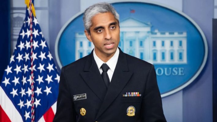 El Dr. Vivek Murthy, Director General de Salud Pública de Estados Unidos, habla durante una rueda de prensa en la Sala Brady de la Casa Blanca en Washington, el 15 de julio de 2021. (Saul Loeb/AFP via Getty Images)