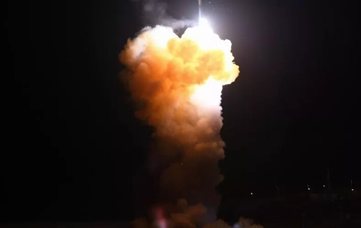 El ejército de EE.UU. lanzó un misil balístico intercontinental Minuteman III desarmado equipado con múltiples vehículos de reentrada objetivo desde el Sistema de Control de Lanzamiento Aéreo desde la Base de la Fuerza Espacial Vandenberg, California, el 5 de noviembre de 2024. (AVIADOR DE PRIMERA CLASE OLGA HOUTSMA/FUERZA ESPACIAL DE EE.UU.)