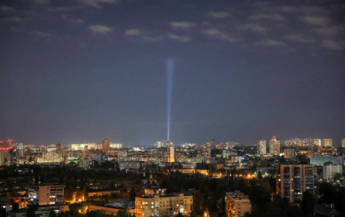 El personal militar ucraniano utiliza un reflector mientras busca drones en el cielo sobre el centro de la ciudad durante un ataque con drones rusos, en Kiev, en medio del ataque de Rusia a Ucrania, el 20 de octubre de 2024. (Gleb Garanich /Reuters)