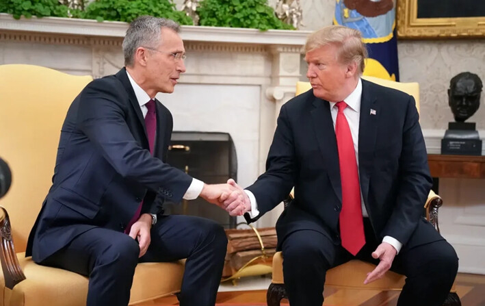 El secretario general de la OTAN, Jens Stoltenberg (izq.), y el presidente Donald Trump se dan la mano en la Oficina Oval de la Casa Blanca, el 2 de abril de 2019. (Chip Somodevilla/Getty Images)