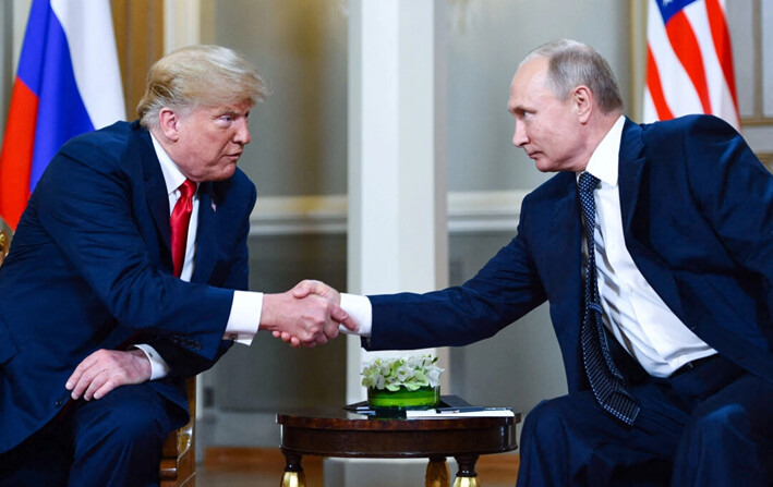 El presidente ruso, Vladimir Putin (derecha), y el presidente estadounidense, Donald Trump, se dan la mano antes de una reunión en Helsinki, Finlandia, el 16 de julio de 2018. (BRENDAN SMIALOWSKI/AFP vía Getty Images)