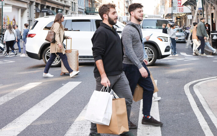 La gente lleva bolsas de compras mientras camina por el SoHo de la ciudad de Nueva York, el 30 de octubre de 2024. (Michael M. Santiago/Getty Images)