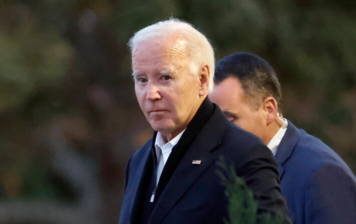 El presidente Joe Biden sale de la iglesia católica St. Edmond en Rehoboth Beach, Delaware, el 9 de noviembre de 2024. (Ting Shen/AFP vía Getty Images)