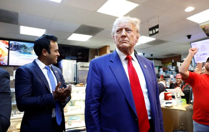 El expresidente Donald Trump visita la panadería y cocina cubana Havana Express, en Las Vegas, el 24 de octubre de 2024. Trump estuvo acompañado por el senador Marco Rubio (R-Fla.) y Vivek Ramaswamy. (Anna Moneymaker/Getty Images)