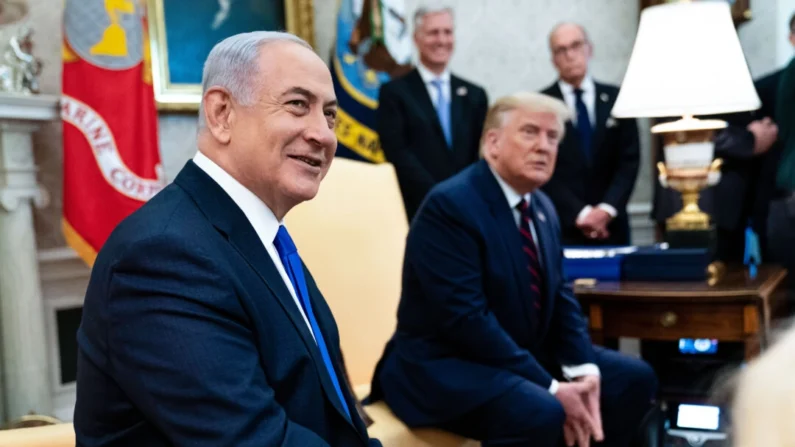 El presidente de EE. UU., Donald Trump, y el primer ministro de Israel, Benjamin Netanyahu, se reúnen en el Despacho Oval de la Casa Blanca en Washington el 15 de septiembre de 2020. (Doug Mills/Pool/Getty Images)