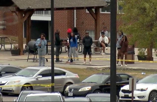 Varias personas permanecen cerca de la escena de un tiroteo en la Universidad de Tuskegee en Tuskegee, Alabama, el 10 de noviembre de 2024. (WSFA vía AP)