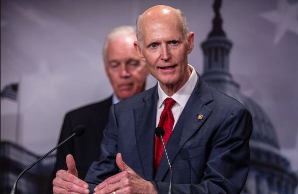 El senador Rick Scott (R-Fla.) habla con los periodistas sobre la Ley de Salvaguarda de la Elegibilidad del Votante Estadounidense (SAVE) en el Capitolio de EE.UU. en Washington el 11 de septiembre de 2024. (Anna Rose Layden/Getty Images)