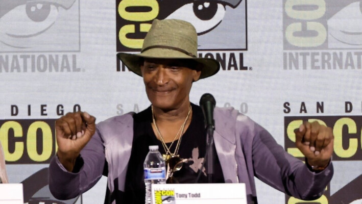 Tony Todd habla en el escenario durante la Comic-Con Internacional de 2023 en San Diego, California, el 20 de julio de 2023. (Kevin Winter/Getty Images).