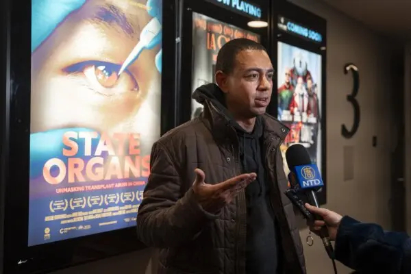 Kevin Dious, miembro del público, tras ver la proyección de la película State Organs en Village East by Angelika en Nueva York el 9 de noviembre de 2024. (Samira Bouaou/The Epoch Times)