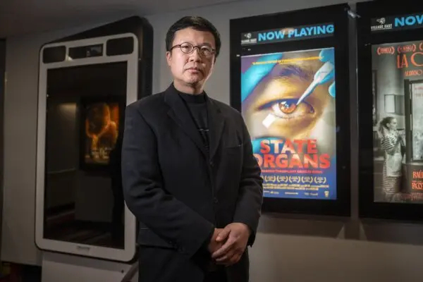 Raymond Zhang, director de la película "State Organs", tras la proyección de la película en Village East by Angelika en Nueva York el 9 de noviembre de 2024. (Samira Bouaou/The Epoch Times)