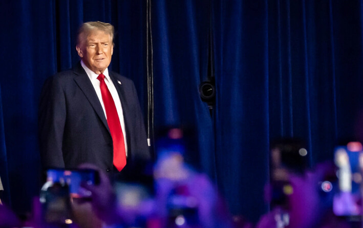 El presidente electo Donald Trump habla con sus seguidores después de ganar las elecciones presidenciales, en West Palm Beach, Florida, el 6 de noviembre de 2024. (John Fredricks/The Epoch Times)