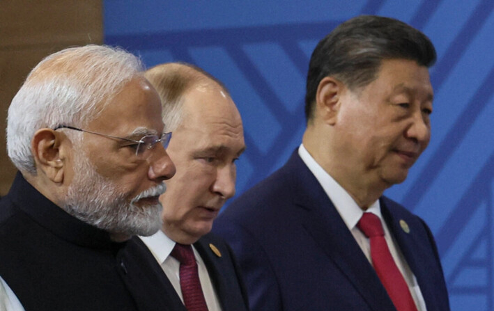 El primer ministro indio, Narendra Modi, el presidente ruso, Vladimir Putin, y el líder chino, Xi Jinping, llegan para una foto durante la cumbre BRICS, en Kazán, el 23 de octubre de 2024. (Maxim Shipenkov/POOL/AFP vía Getty Images)