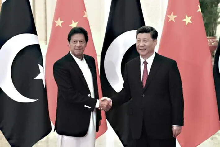 El líder chino Xi Jinping estrecha la mano del primer ministro paquistaní Imran Khan antes de una reunión en el Gran Salón del Pueblo, en Beijing, China, el 28 de abril de 2019. (Madoka Ikegami/Getty Images)