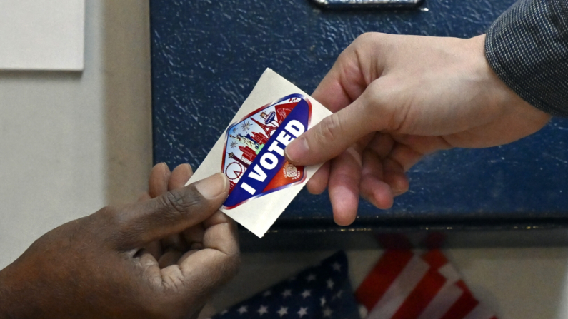 Un votante recibe una calcomanía de "Yo voté" con temática de Las Vegas después de emitir su voto dentro del centro comercial Galleria at Sunset el 5 de noviembre de 2024 en Las Vegas, Nevada. (David Becker/Getty Images)