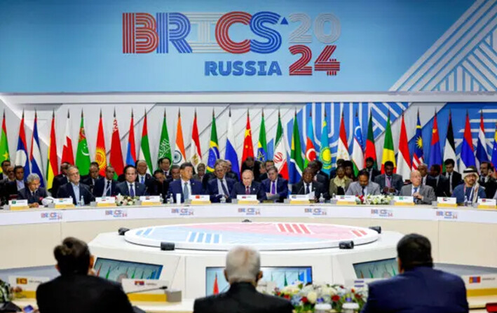 Funcionarios asisten a una sesión plenaria en el formato de acercamiento/BRICS Plus en la cumbre del BRICS en Kazán, Rusia, el 24 de octubre de 2024. (Maxim Shemetov/Pool/AFP vía Getty Images)