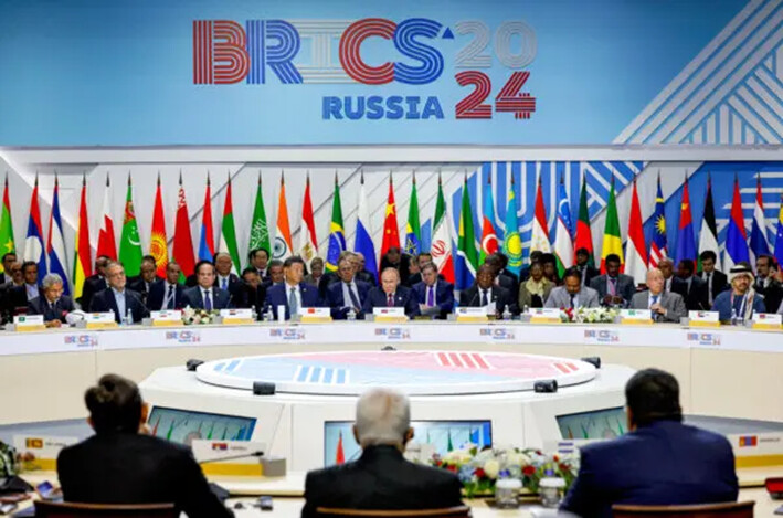 Funcionarios asisten a una sesión plenaria en el formato de acercamiento/BRICS Plus en la cumbre del BRICS en Kazán, Rusia, el 24 de octubre de 2024. (Maxim Shemetov/Pool/AFP vía Getty Images)