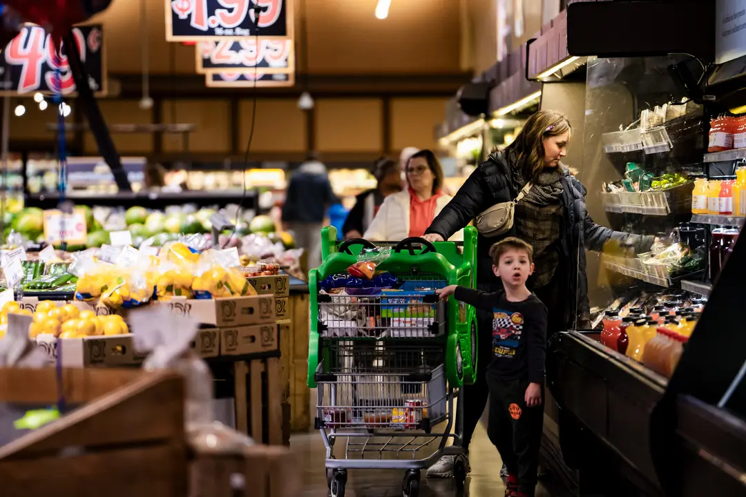 La gente compra en una tienda de comestibles en Columbia, Maryland, el 7 de enero de 2024. El presidente electo Donald Trump dice que se centrará en reducir el coste de la vida para los estadounidenses. (Madalina Vasiliu/The Epoch Times)