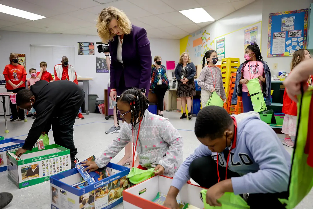 Vickie L. Cartwright, superintendente de las Escuelas Públicas del Condado de Broward, ayuda a los niños a encontrar los libros que se repartirán para la lectura de verano en la escuela primaria Riverside en Coral Springs, Florida, el 14 de febrero de 2022. (Joe Raedle/Getty Images)