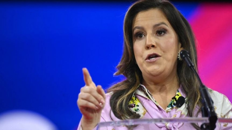 La representante Elise Stefanik (R-NY) llega para hablar durante la Conferencia anual de Acción Política Conservadora en National Harbor, Maryland, el 23 de febrero de 2024. (Mandel Ngan/AFP vía Getty Images)