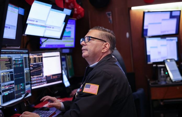 Operadores trabajan en el parqué de la Bolsa de Nueva York durante la negociación matinal del 7 de noviembre de 2024. (Michael M. Santiago/Getty Images)