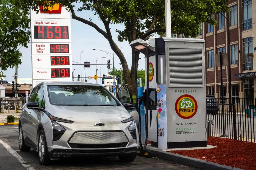 Un coche eléctrico en una estación de carga de Chicago el 21 de mayo de 2024. Trump dijo que pondría fin al mandato de la Administración Biden sobre los vehículos eléctricos. (Scott Olson/Getty Images)