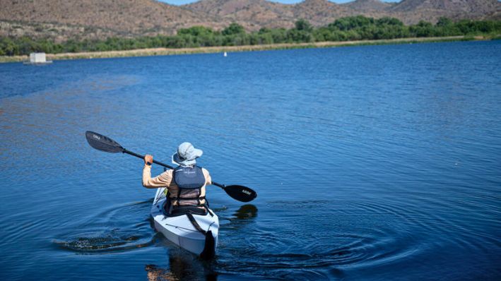 Una imagen ilustrativa de un hombre remando con su kayak. (ERNESTO BENAVIDES/AFP vía Getty Images)