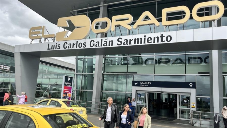 Fotografía donde se observa una de las entradas del aeropuerto internacional El Dorado en Bogotá (Colombia). EFE/ Eva García