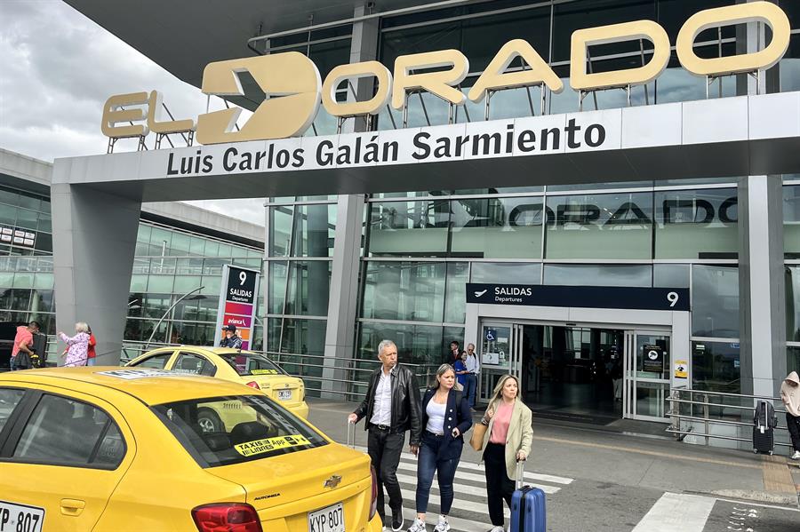 Avión de carga golpea torre de sistema de guía de aterrizajes en aeropuerto de Bogotá